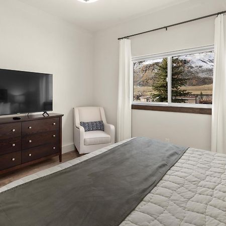 Yellowstone Hot Springs Resort Gardiner Extérieur photo